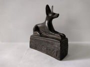 Stara figurka boga Anubisa - przywieziona z Egiptu