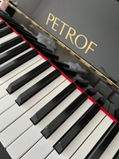 Czarne pianino Petrof, połysk