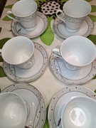 Zestaw porcelanowych filiżanek z talerzykami