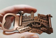 Metalowy magnes otwieracz do butelek 3D Venezia