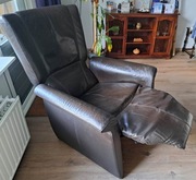 Wygodny skórzany brązowy fotel rozkładany relax