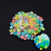 Świecące kamienie fluorescencyjne kolorowe 100 szt