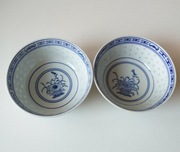 Dwie miseczki z chińskiej porcelany ryżowej  sygn.