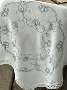 Kwadratowy biały obrus vintage ręcznie haftowany
