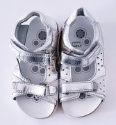 Nowe skórzane srebrne sandały Chicco 26