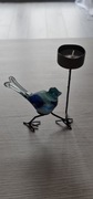Świecznik ozdobny ze szklanym ptakiem.