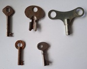 Zestaw 5 starych ciekawych kluczy WINDA
