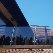 Balustrada szklana system samotny słupek kwadrat
