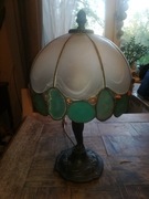Mosiężna lampa z witrażowym abażurem z agatami