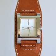 Oryginalny zegarek DKNY w kolorze camelowym