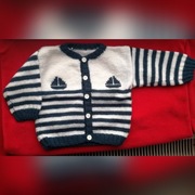 Sweterek niemowlęcy ręcznie robiony.