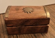 Stara drewniana szkatułka mała mosiężne obicia l