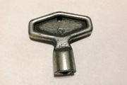 Stary klucz trójkątny CAPOS lub APOS 7x7x7 mm
