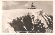 NAD ŚNIEŻNYMI KOTŁAMI (Schneegrubenbaude) - pocztówka z lat 30-tych.