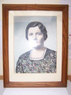 PORTRET DAMY W DREWNIANEJ RAMIE - fotografia z lat 50-tych (MONIDŁO).