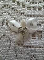 Kotyliony przypinki, kokardki białe - 18 szt