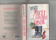 Facet z grobu obok