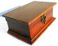 Szkatułka drewniana, z okuciami, wyściełana