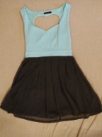 Rozkloszowana sukienka z wyciętymi plecami w serce