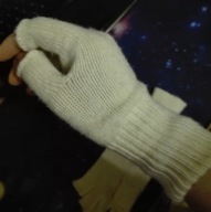 Białe nowe rękawiczki damskie