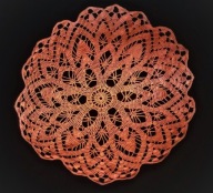 Szydełkowa serwetka w kolorze jasna malina