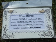 Tabliczka zawieszka drewniana szyld -W tym domu mówimy prawdę - 20 x 12 cm