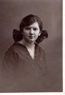 DZIEWCZYNA Z KOKARDĄ - STARA FOTOGRAFIA.