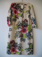 VILA SUKIENKA swobodna w duże kwiaty 36