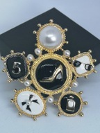 DUŻA AKRYLOWA BROSZKA NR 5 PERŁY