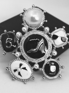 DUŻA AKRYLOWA BROSZKA NR 5 SREBRNA