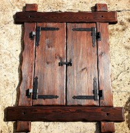 Rustykalna okiennica drewniana, rękodzieło.