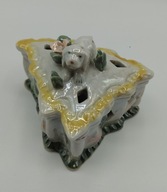 szkatuła śliczna, malutki piesek patrzy na Ciebie