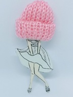 Oryginalna akrylowa broszka czapeczka anime