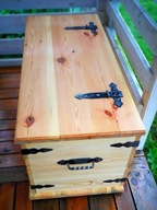 Rustykalna, wiejska skrzynia, kufer, siedzisko, kuferek.