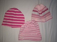 Zestaw trzech czapeczek rozmiar około 104 cm