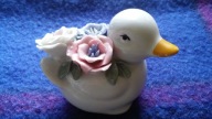 Figurka. Porcelana. Kaczuszka. Zdobienia kwiatowe.