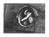 Pocztówka - Młodzi marynarze w starym statku i uśmiech zza bulaja / OPIS !