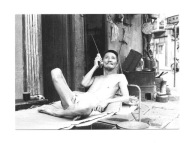 Pocztówka - Chińczyk z radiem na łóżku ...