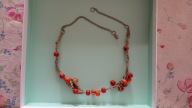 korale drewniane na sznurku