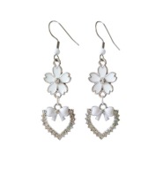 Kolczyki z kwiatem wiśni i sercem, białe