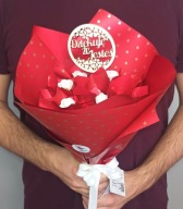 Bukiet z różyczkami i słodyczami (wiśnie w czekoladzie)