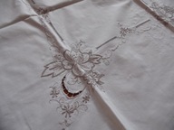 Beżowy obrus z haftem maszynowym - 78 cm x 80 cm