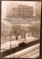 INTERNOWANI Z OCHOTY NA TLE STANU - GRZEGORZ MAJCHRZAK