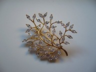 PIĘKNA BROSZKA LISTEK LIŚCIE NA GAŁĄZKACH KRYSZTAŁKI