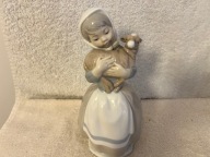 FIGURKA DZIEWCZYNKI Z OWIECZKĄ NAO