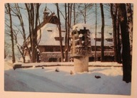 ZAKOPANE. Pomnik Ratowników GOPR, w głębi Dom Turysty PTTK, CZYSTA