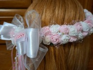 WIANEK KOMUNIJNY BIAŁO JASNORÓŻOWY Z PEREŁKAMI I KOKARDKA