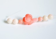 KORAL NATURALNY różowy rzeźbiony koralowiec róża Kwiatek kulki łezka