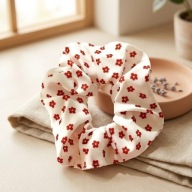 Scrunchie gumka do włosów kremowa w bordowy wzór kwiatki koreańska estetyka