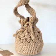 Jute Blossom Pouch – torebka jutowa szydełkowana w stylu boho handmade.